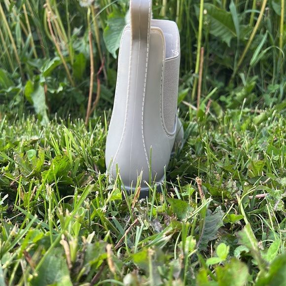 I am selling rain,summer, winter boots - Picture 4 of 5